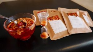 スプーンで食べるフルーツティーと砂時計
